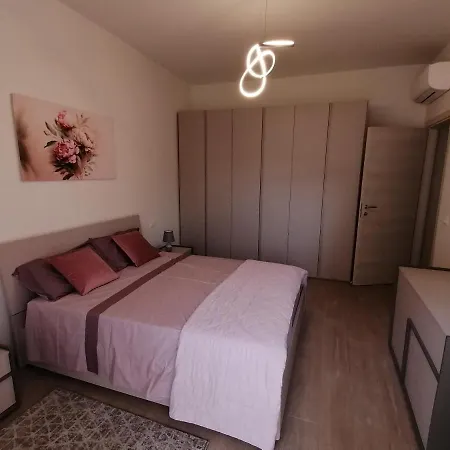 Апартаменты V & G House *